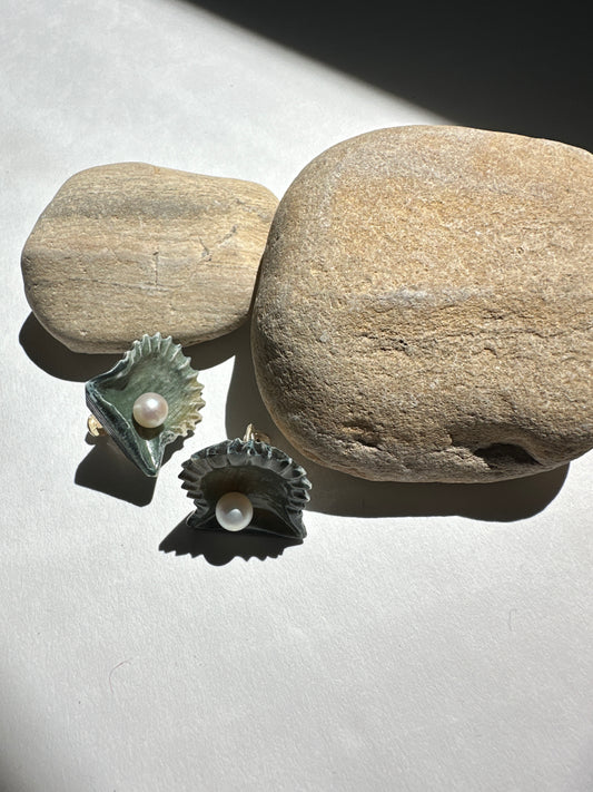 Vintage Carved Resin Oyster Shell & Pearl Clip-On Earrings