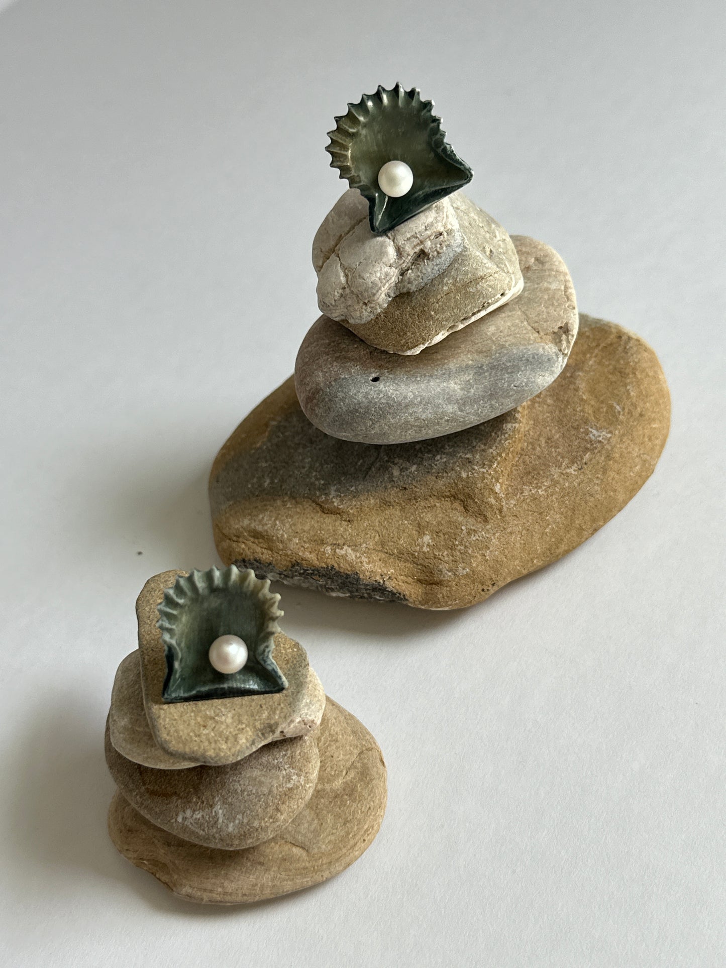 Vintage Carved Resin Oyster Shell & Pearl Clip-On Earrings